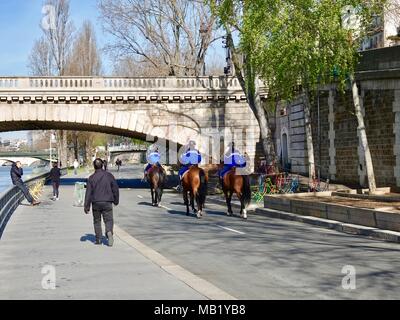 Quatre gendarmes à cheval patrouillant le Parc Rives de Seine. Paris, France. Banque D'Images