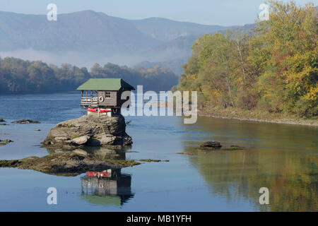 La chambre sur la Drina, d'arbres en automne couleur et les montagnes lointaines, Beograd, Serbie, octobre Banque D'Images