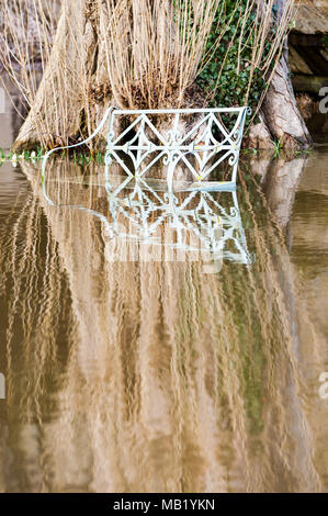 Meubles de jardin dans l'eau d'inondation par la rivière Severn à Atcham, Shrewsbury, Shropshire, Angleterre Banque D'Images