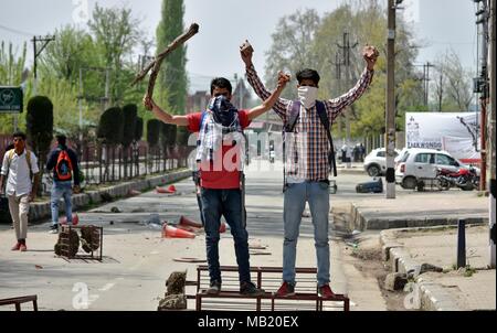 5 avril 2018 - Srinagar, J&K, l'Inde - étudiants Cachemiris crier des slogans pro-liberté au cours d'une manifestation à Srinagar, Cachemire sous administration indienne. Des affrontements violents ont éclaté entre les forces gouvernementales et les étudiants à Srinagar, jeudi, la vallée a continué de demeurer tendue sur l'assassinat de 17 personnes dont 13 militants et 4 civils dans les rencontres séparées en Afrique du Cachemire. La police a utilisé des obus fumigènes grenades lacrymogènes pour chasser les manifestants. La vallée du Cachemire a secoué la violence le jour lorsque les autorités ont levé les restrictions imposées à l'issue de quatre jours de l'arrêt. (Crédit Image : © Saqib Majeed/SOPA Images vi Banque D'Images