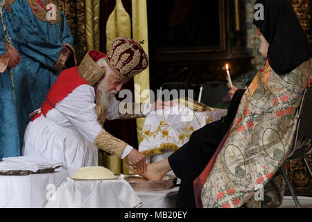 Le Grand Sacrisistan du Patriarcat apostolique arménien de Jérusalem Sevan Ghibarian organise la traditionnelle cérémonie de lavage des pieds le jeudi Maundy, Le jour Saint chrétien avant la Pâques orthodoxe qui commémore la dernière Cène de Jésus-Christ avec les Apôtres à la Cathédrale Saint-Jacques la principale église du Patriarcat arménien de Jérusalem située dans le quartier arménien la vieille ville de Jérusalem-est. Israël Banque D'Images