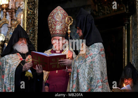 Jérusalem, Israël, le 5 avril 2018. Les prêtres arméniens tenant la bible pour l'évêque anglican Suheil Dawani à Jérusalem en tant qu'ils prennent part à la cérémonie de Saint le Jeudi Saint, le jour saint chrétien avant la Pâque orthodoxe qui commémore la Dernière Cène de Jésus Christ avec les Apôtres à la Cathédrale de Saint Jacques, la principale église du Patriarcat arménien de Jérusalem situé dans le quartier arménien de la vieille ville de Jérusalem-Est. Crédit d'Israël : Eddie Gerald/Alamy Live News Banque D'Images