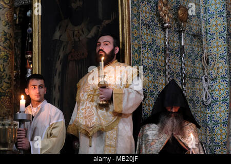 Des membres de l'église apostolique arménienne prenant part à la cérémonie de lavage des pieds le jeudi Maundy, Le jour Saint chrétien avant la Pâques orthodoxe qui commémore la dernière Cène de Jésus-Christ avec les Apôtres à la Cathédrale Saint-Jacques la principale église du Patriarcat arménien de Jérusalem située dans le quartier arménien la vieille ville de Jérusalem-est. Israël Banque D'Images