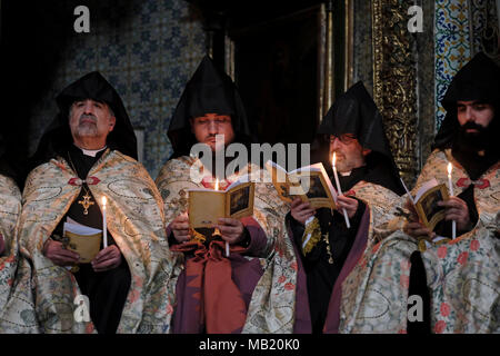 Des membres de l'église apostolique arménienne prenant part à la cérémonie de lavage des pieds le jeudi Maundy, Le jour Saint chrétien avant la Pâques orthodoxe qui commémore la dernière Cène de Jésus-Christ avec les Apôtres à la Cathédrale Saint-Jacques la principale église du Patriarcat arménien de Jérusalem située dans le quartier arménien la vieille ville de Jérusalem-est. Israël Banque D'Images