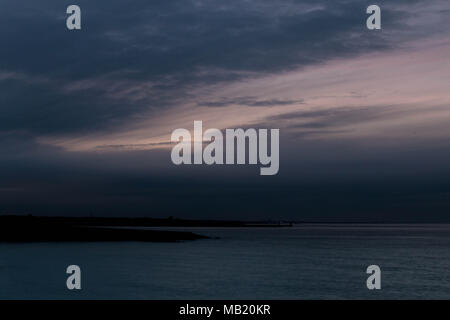 Tyne et Wear. 5ème apr 2018. Météo France : Le soleil se couche derrière les nuages à la suite d'une journée claire à Tyne & Wear. Crédit : Dan Cooke/Alamy Live News Banque D'Images