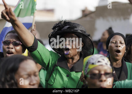 4 avril, 2018 - Johannesburg, Sowet - Gauteng, Afrique du Sud - Les membres de la LIGUE DES FEMMES DE L'ANC mars et fixer en fleurs à la maison de Winnie Mandela. (Crédit Image : © Stefan Kleinowitz via Zuma sur le fil) Banque D'Images