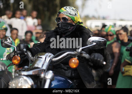 4 avril, 2018 - Johannesburg, Sowet - Gauteng, Afrique du Sud - Les membres de la LIGUE DES FEMMES DE L'ANC mars et fixer en fleurs à la maison de Winnie Mandela. (Crédit Image : © Stefan Kleinowitz via Zuma sur le fil) Banque D'Images