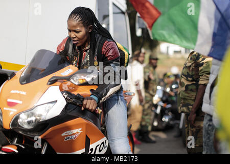 4 avril, 2018 - Johannesburg, Sowet - Gauteng, Afrique du Sud - Les membres de la LIGUE DES FEMMES DE L'ANC mars et fixer en fleurs à la maison de Winnie Mandela. (Crédit Image : © Stefan Kleinowitz via Zuma sur le fil) Banque D'Images