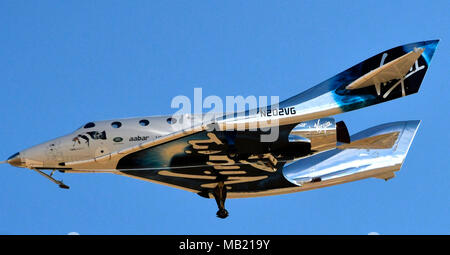 Mojave, Californie, USA. 5ème apr 2018. Le deuxième essai de Virgin Galactic spaceship suborbital a effectué son premier vol d'essai de fusée, trois ans et demi après la perte d'un modèle plus ancien dans un accident qui a tué un pilote d'essai. Conçu pour transporter des touristes de l'espace payant et charges utiles de recherche à bord de l'espace, le SpaceShipTwo de Virgin Galactic véhicule a été dans le développement plus d'une décennie. Le véhicule ailé, le nom VSS Unité, rayé du ventre de l'avion porteur du Virgin Galactic, VMS Eve, et a tiré son moteur-fusée hybride pendant 30 secondes, l'accélération à une vitesse de Mach 1. Banque D'Images