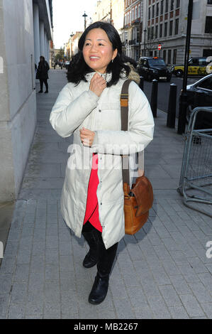 Londres, Royaume-Uni. 5 avril 2018. Linda Yueh vue au siège de la BBC. Un expert du Brexit a vu arriver au BBC Studio. Linda Yueh est économiste, radiodiffuseuse et auteure. Docteur Yueh expert en économie à St Edmund Hall, Université d'Oxford, et professeur adjoint d'économie à la London Business School. Elle est également Senior Fellow invitée au groupe de réflexion sur la politique étrangère de la London School of Economics and Political Science (LSE). Crédit : Alamy News Banque D'Images