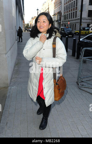 Londres, Royaume-Uni. 5 avril 2018. Linda Yueh vue au siège de la BBC. Un expert du Brexit a vu arriver au BBC Studio. Linda Yueh est économiste, radiodiffuseuse et auteure. Docteur Yueh expert en économie à St Edmund Hall, Université d'Oxford, et professeur adjoint d'économie à la London Business School. Elle est également Senior Fellow invitée au groupe de réflexion sur la politique étrangère de la London School of Economics and Political Science (LSE). Crédit : Alamy News Banque D'Images