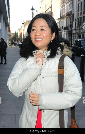 Londres, Royaume-Uni. 5 avril 2018. Linda Yueh vue au siège de la BBC. Un expert du Brexit a vu arriver au BBC Studio. Linda Yueh est économiste, radiodiffuseuse et auteure. Docteur Yueh expert en économie à St Edmund Hall, Université d'Oxford, et professeur adjoint d'économie à la London Business School. Elle est également Senior Fellow invitée au groupe de réflexion sur la politique étrangère de la London School of Economics and Political Science (LSE). Crédit : Alamy News Banque D'Images