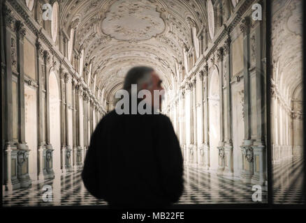 New York, USA. 5ème apr 2018. Un visiteur regarde une pièce de travail de photographie à AIPAD (Association of International Photography Art Dealers)'s la photographie à New York, États-Unis, le 5 avril 2018. La 38e édition de la photographie se tiendra du 5 avril au 8 avril. Environ 100 des plus grands fine art photography galeries présentent une gamme de travaux, y compris de qualité musée contemporain, moderne, et des photographies du xixe siècle, ainsi qu'une photographie, d'art vidéo et nouveaux médias. Credit : Wang Ying/Xinhua/Alamy Live News Banque D'Images