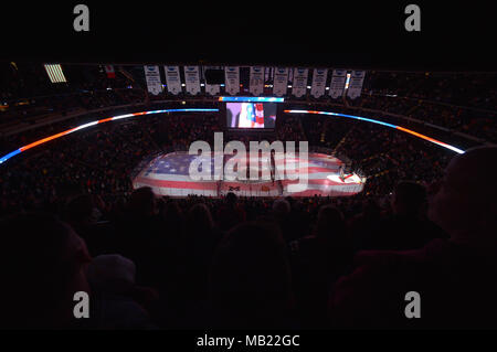 Saint Paul, Minnesota, USA. Le 05 Avr, 2018. United States of America afficher sur la glace avant que les quatre demi-finales match entre le Minnesota Duluth et Ohio State Bulldogs les Buckeyes à Energry Xcel Center à Saint Paul, Minnesota. Duluth Minnesota mène la 1ère période contre Ohio State, 2-0. Patrick Green/CSM/Alamy Live News Banque D'Images