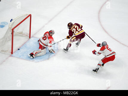 Saint Paul, Minnesota, USA. Le 05 Avr, 2018. Centre Bulldogs Duluth Jared Thomas # 22 marque un but au cours de la Frozen quatre demi-finales match entre le Minnesota Duluth et Ohio State Bulldogs les Buckeyes à Energry Xcel Center à Saint Paul, Minnesota. Duluth Minnesota mène la 1ère période contre Ohio State, 2-0. Patrick Green/CSM/Alamy Live News Banque D'Images