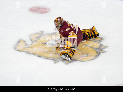 Saint Paul, Minnesota, USA. Le 05 Avr, 2018. Le gardien des Bulldogs Duluth Hunter Shepard # 32 l'échauffement sur le logo bulldogs antérieure aux quatre demi-finales match entre le Minnesota Duluth et Ohio State Bulldogs les Buckeyes à Energry Xcel Center à Saint Paul, Minnesota. Duluth Minnesota mène la 1ère période contre Ohio State, 2-0. Patrick Green/CSM/Alamy Live News Banque D'Images