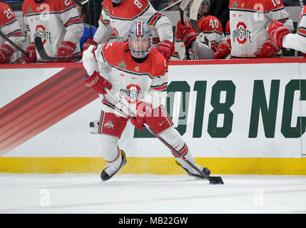 Saint Paul, Minnesota, USA. Le 05 Avr, 2018. Ohio State Buckeyes # 5 joueur Gordi Myer durant la manutention rondelle Frozen quatre demi-finales match entre le Minnesota Duluth et Ohio State Bulldogs les Buckeyes à Energry Xcel Center à Saint Paul, Minnesota. Duluth Minnesota mène la 1ère période contre Ohio State, 2-0. Patrick Green/CSM/Alamy Live News Banque D'Images