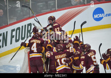 Saint Paul, Minnesota, USA. Le 05 Avr, 2018. Les Bulldogs de Duluth en avant Riley Tufte # 27 chien pile après la victoire pendant les quatre demi-finales match entre le Minnesota Duluth et Ohio State Bulldogs les Buckeyes à Energry Xcel Center à Saint Paul, Minnesota. Minnesota Duluth avances contre Ohio State, 2-1. Patrick Green/CSM/Alamy Live News Banque D'Images