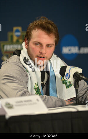 Saint Paul, Minnesota, USA. Le 05 Avr, 2018. Centre Bulldogs Duluth Jared Thomas # 22 parler aux médias pendant les quatre demi-finales de conférence de presse entre le Minnesota Duluth et Ohio State Bulldogs les Buckeyes à Energry Xcel Center à Saint Paul, Minnesota. Minnesota Duluth avances contre Ohio State, 2-1. Patrick Green/CSM/Alamy Live News Banque D'Images