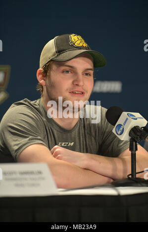 Saint Paul, Minnesota, USA. Le 05 Avr, 2018. Joueur des Bulldogs Duluth Louie Roehl # 6 parler aux médias pendant les quatre demi-finales de conférence de presse entre le Minnesota Duluth et Ohio State Bulldogs les Buckeyes à Energry Xcel Center à Saint Paul, Minnesota. Minnesota Duluth avances contre Ohio State, 2-1. Patrick Green/CSM/Alamy Live News Banque D'Images