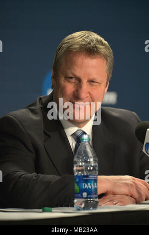 Saint Paul, Minnesota, USA. Le 05 Avr, 2018. L'entraîneur-chef des Bulldogs Duluth Scott Sandelin parler aux médias pendant les quatre demi-finales de conférence de presse entre le Minnesota Duluth et Ohio State Bulldogs les Buckeyes à Energry Xcel Center à Saint Paul, Minnesota. Minnesota Duluth avances contre Ohio State, 2-1. Patrick Green/CSM/Alamy Live News Banque D'Images