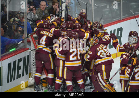 Saint Paul, Minnesota, USA. Le 05 Avr, 2018. Les Bulldogs de Duluth remporte le Frozen quatre demi-finales match entre le Minnesota Duluth et Ohio State Bulldogs les Buckeyes à Energry Xcel Center à Saint Paul, Minnesota. Minnesota Duluth avances contre Ohio State, 2-1. Patrick Green/CSM/Alamy Live News Banque D'Images