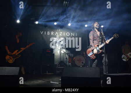 Naples, Italie. Le 05 avril Le Vibrazioni bande italienne sur la scène pendant le concert de leur tournée 'Club' à la Casa della Musica à Naples, en Italie. Banque D'Images