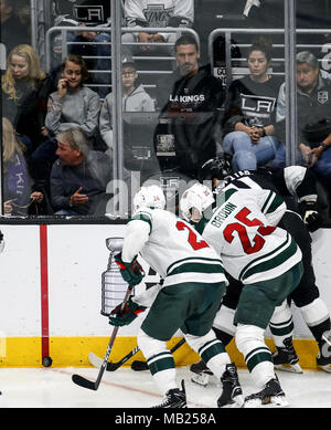Los Angeles, Californie, USA. 5ème apr 2018. LA Galaxy Zlatan Ibrahimovic en avant avec sa femme Helena Seger, et leur fils Vincent et Maximilian watch durant un match de hockey 2017-2018 entre les Kings de Los Angeles Wild du Minnesota et à Los Angeles le 5 avril 2018. Les rois a gagné 5-4 en prolongation. Ringo : crédit Chiu/ZUMA/Alamy Fil Live News Banque D'Images
