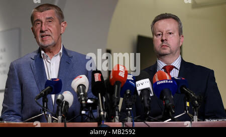 Prague, République tchèque. Le 05 Avr, 2018. Le premier ministre tchèque dans la résignation et la chef du parti ANO Andrej Babis (à gauche) et vice-président de l'ONA et le ministre de l'environnement tchèque dans la résignation Richard Brabec (à droite) parler aux journalistes lors de la conférence de presse après la formation du gouvernement parle de Prague, en République tchèque, le 5 avril 2018. Social-démocrate tchèque (CSSD) ne seront pas former une coalition avec le Premier Ministre Andrej Babis' ANO et qu'ils resteront dans l'opposition. Credit : Ondrej Deml/CTK Photo/Alamy Live News Banque D'Images