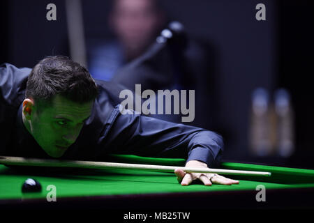 (180406) -- Beijing , le 6 avril 2018 (Xinhua) -- Mark Selby, d'Angleterre, au cours de la concurrence contre Mark Williams match quart de galles au World Snooker 2018 tournoi Open de Chine à Beijing, capitale de Chine, le 6 avril 2018. (Xinhua/Jia Yuchen) Banque D'Images