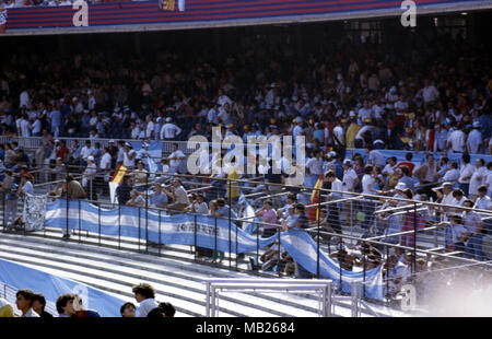 Coupe du Monde FIFA 1982 - Espana (Espagne 1982) 13.6.1982, Camp Nou, Barcelona. Coupe du Monde FIFA 1982 - match d'ouverture (Gropup 3) Argentine / Belgique. Les partisans de l'Argentine. Banque D'Images