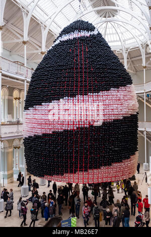 Edinburgh, Royaume-Uni. 6 avril, 2018. Event Horizon balloon sculpture inaugurée au Musée National d'Écosse. L'artiste américain Jason Hackenwerth retourne à Paris avec son plus grand encore de création : une sculpture de ballons 30 000 suspendu au dessus du Musée national de l'Ecosse de Grande Galerie. Ce sera en ce moment la plus grande sculpture de ballons dans le monde. L'installation fait partie d'Edinburgh International Science Festival. Credit : Iain Masterton/Alamy Live News Banque D'Images