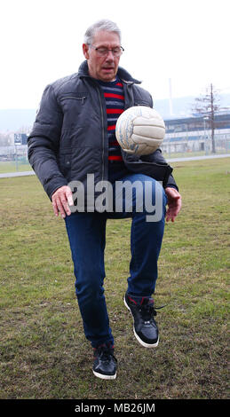 26 mars 2018, l'Allemagne, l'Iéna : Eberhard Vogel, ex-RDA national soccer player, présente le premier ballon de l'Olympique de 1972 à l'qualificatifs Ernst-Abbe-Sportspark. Vogel a joué un nombre record de 440 fois en RDA Top ligue. Il célèbre son 75e anniversaire le 8 avril. Photo : Bodo/Schackow Zentralbild-dpa/afp Banque D'Images