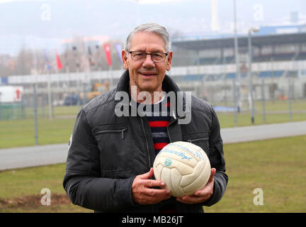 26 mars 2018, l'Allemagne, l'Iéna : Eberhard Vogel, ex-RDA national soccer player, présente le premier ballon de l'Olympique de 1972 à l'qualificatifs Ernst-Abbe-Sportspark. Vogel a joué un nombre record de 440 fois en RDA Top ligue. Il célèbre son 75e anniversaire le 8 avril. Photo : Bodo/Schackow Zentralbild-dpa/afp Banque D'Images