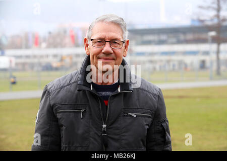 26 mars 2018, l'Allemagne, l'Iéna : Eberhard Vogel, ex-RDA national soccer player, sourit à la Ernst-Abbe-Sportspark. Vogel a joué un nombre record de 440 fois en RDA Top ligue. Il célèbre son 75e anniversaire le 8 avril. Photo : Bodo/Schackow Zentralbild-dpa/afp Banque D'Images