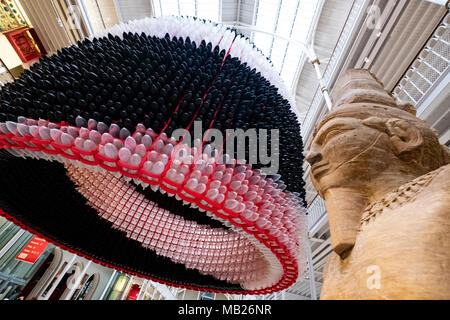 Edinburgh, Royaume-Uni. 6 avril, 2018. Event Horizon sculpture de ballon, à côté de la Statue de Arensnuphis ,dévoilée au Musée National d'Écosse. L'artiste américain Jason Hackenwerth retourne à Paris avec son plus grand encore de création : une sculpture de ballons 30 000 au Musée National d'ScotlandÕs Grande Galerie. Ce sera en ce moment la plus grande sculpture de ballons dans le monde. Credit : Iain Masterton/Alamy Live News Banque D'Images