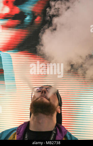 London UK. 6 mars 2018. La 4e convention Bourrage Vape au centre ExCel a attiré des centaines de vaping passionnés et cigarette électronique entreprises dans un lieu strictement non fumeurs de tabac : Crédit amer ghazzal/Alamy Live News Banque D'Images