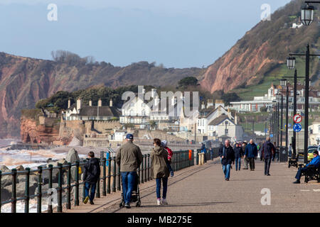 London, UK. 6ème Apr 17 visiteurs ont pris à la mer à Sidmouth dans soleil, malgré l'effet de refroidissement d'une forte brise. Plus de fortes pluies sont prévues dans les prochains jours sur la côte du Devon. Central Photo / Alamy Live News Banque D'Images