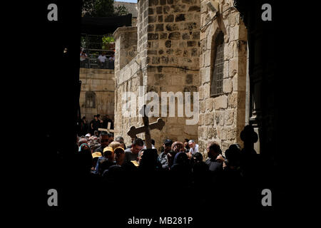 Jérusalem, Israël 6 Avril 2018 : pèlerins chrétiens holding croix de bois entrant dans l'église de Saint Sépulcre pendant le vendredi saint orthodoxe de la semaine sainte dans la vieille ville de Jérusalem-Est, Israël. Les chrétiens orthodoxes du monde entier commémorer des événements autour de la crucifixion de Jésus Christ, jusqu'à sa résurrection le jour de Pâques. Credit : Eddie Gerald/Alamy Live News Banque D'Images