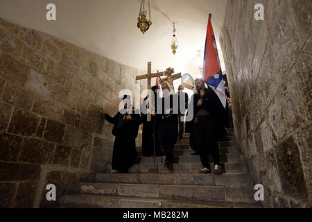 Jérusalem, Israël 6 Avril 2018 : pèlerins chrétiens à partir de la Serbie holding croix de bois en ordre décroissant en chapelle de Sainte-Hélène à l'église de Saint Sépulcre pendant le vendredi saint orthodoxe de la semaine sainte dans la vieille ville de Jérusalem-Est, Israël. Les chrétiens orthodoxes du monde entier commémorer des événements autour de la crucifixion de Jésus Christ, jusqu'à sa résurrection le jour de Pâques. Credit : Eddie Gerald/Alamy Live News Banque D'Images