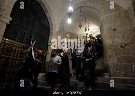 Jérusalem, Israël 6 Avril 2018 : pèlerins chrétiens à partir de la Serbie holding croix de bois en ordre décroissant en chapelle de Sainte-Hélène à l'église de Saint Sépulcre pendant le vendredi saint orthodoxe de la semaine sainte dans la vieille ville de Jérusalem-Est, Israël. Les chrétiens orthodoxes du monde entier commémorer des événements autour de la crucifixion de Jésus Christ, jusqu'à sa résurrection le jour de Pâques. Credit : Eddie Gerald/Alamy Live News Banque D'Images