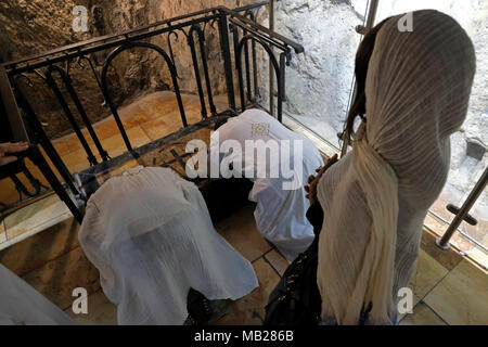 Jérusalem, Israël 6 Avril 2018 : des chrétiens orthodoxes s'agenouiller en prière à la chapelle de l'invention de la Sainte Croix à l'intérieur de l'église du Saint Sépulcre pendant le vendredi saint orthodoxe de la semaine sainte dans la vieille ville de Jérusalem de l'est Israël. Les chrétiens orthodoxes du monde entier commémorer des événements autour de la crucifixion de Jésus Christ, jusqu'à sa résurrection le jour de Pâques. Credit : Eddie Gerald/Alamy Live News Banque D'Images