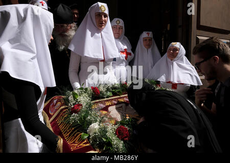 Jérusalem, Israël 6 Avril 2018 : un pèlerinage orthodoxe de l'Est s'embrasser l'icône de Jésus Christ affichée à la porte de l'Église orthodoxe russe d'Alexandre Nevsky Saint dans le quartier chrétien pendant le vendredi saint orthodoxe de la semaine sainte dans la vieille ville de Jérusalem de l'est Israël. Les chrétiens orthodoxes du monde entier commémorer des événements autour de la crucifixion de Jésus Christ, jusqu'à sa résurrection le jour de Pâques. Credit : Eddie Gerald/Alamy Live News Banque D'Images