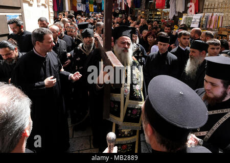 Jérusalem, Israël 6 Avril 2018 : l'archevêque de Sebastia du Patriarcat grec orthodoxe de Jérusalem Anne-franHanna portant une croix en bois le long de la Via Dolorosa pendant le Vendredi saint procession de la semaine sainte orthodoxe dans la vieille ville de Jérusalem de l'est Israël. Les chrétiens orthodoxes du monde entier commémorer des événements autour de la crucifixion de Jésus Christ, jusqu'à sa résurrection le jour de Pâques. Credit : Eddie Gerald/Alamy Live News Banque D'Images