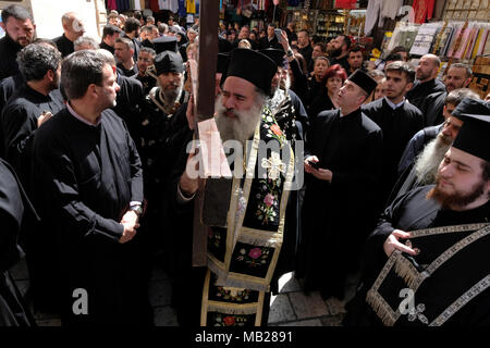 Jérusalem, Israël 6 Avril 2018 : l'archevêque de Sebastia du Patriarcat grec orthodoxe de Jérusalem Anne-franHanna portant une croix en bois le long de la Via Dolorosa pendant le Vendredi saint procession de la semaine sainte orthodoxe dans la vieille ville de Jérusalem de l'est Israël. Les chrétiens orthodoxes du monde entier commémorer des événements autour de la crucifixion de Jésus Christ, jusqu'à sa résurrection le jour de Pâques. Credit : Eddie Gerald/Alamy Live News Banque D'Images