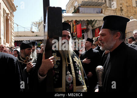 Jérusalem, Israël 6 Avril 2018 : l'archevêque de Sebastia du Patriarcat grec orthodoxe de Jérusalem Anne-franHanna portant une croix en bois le long de la Via Dolorosa pendant le Vendredi saint procession de la semaine sainte orthodoxe dans la vieille ville de Jérusalem de l'est Israël. Les chrétiens orthodoxes du monde entier commémorer des événements autour de la crucifixion de Jésus Christ, jusqu'à sa résurrection le jour de Pâques. Credit : Eddie Gerald/Alamy Live News Banque D'Images