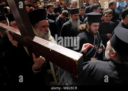 Jérusalem, Israël 6 Avril 2018 : l'archevêque de Sebastia du Patriarcat grec orthodoxe de Jérusalem Anne-franHanna portant une croix en bois le long de la Via Dolorosa pendant le Vendredi saint procession de la semaine sainte orthodoxe dans la vieille ville de Jérusalem de l'est Israël. Les chrétiens orthodoxes du monde entier commémorer des événements autour de la crucifixion de Jésus Christ, jusqu'à sa résurrection le jour de Pâques. Credit : Eddie Gerald/Alamy Live News Banque D'Images