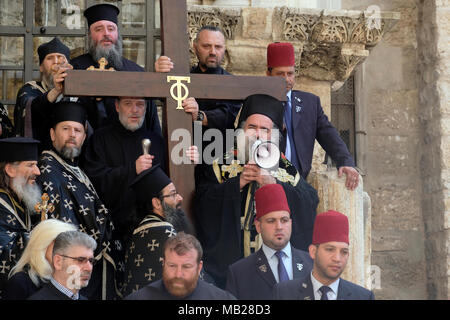 Jérusalem, Israël 6 Avril 2018 : l'archevêque de Sebastia du Patriarcat grec orthodoxe de Jérusalem Anne-franpèlerins chrétiens orthodoxes adresses Hanna dans un discours prononcé à l'parvis de l'église de Saint Sépulcre pendant le Vendredi saint procession de la semaine sainte orthodoxe dans la vieille ville de Jérusalem de l'est Israël. Les chrétiens orthodoxes du monde entier commémorer des événements autour de la crucifixion de Jésus Christ, jusqu'à sa résurrection le jour de Pâques. Credit : Eddie Gerald/Alamy Live News Banque D'Images