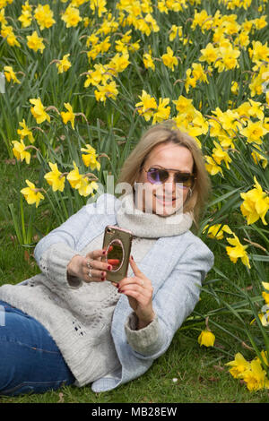 Greenwich, London, UK. 06 avril 2018. Météo France : Elizabeth Cooper photographié appréciant le beau temps dans le parc de Greenwich jonquilles ce matin. Crédit : Rob Powell/Alamy Live News Banque D'Images