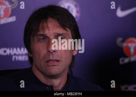 Cobham, Surrey, UK 6th Apr 2018 Antonio Conte, directrice du Club de Football de Chelsea, parle de ses perspectives d'équipes de la Premier League match contre West Ham United FC., le dimanche. Credit : Motofoto/Alamy Live News Banque D'Images